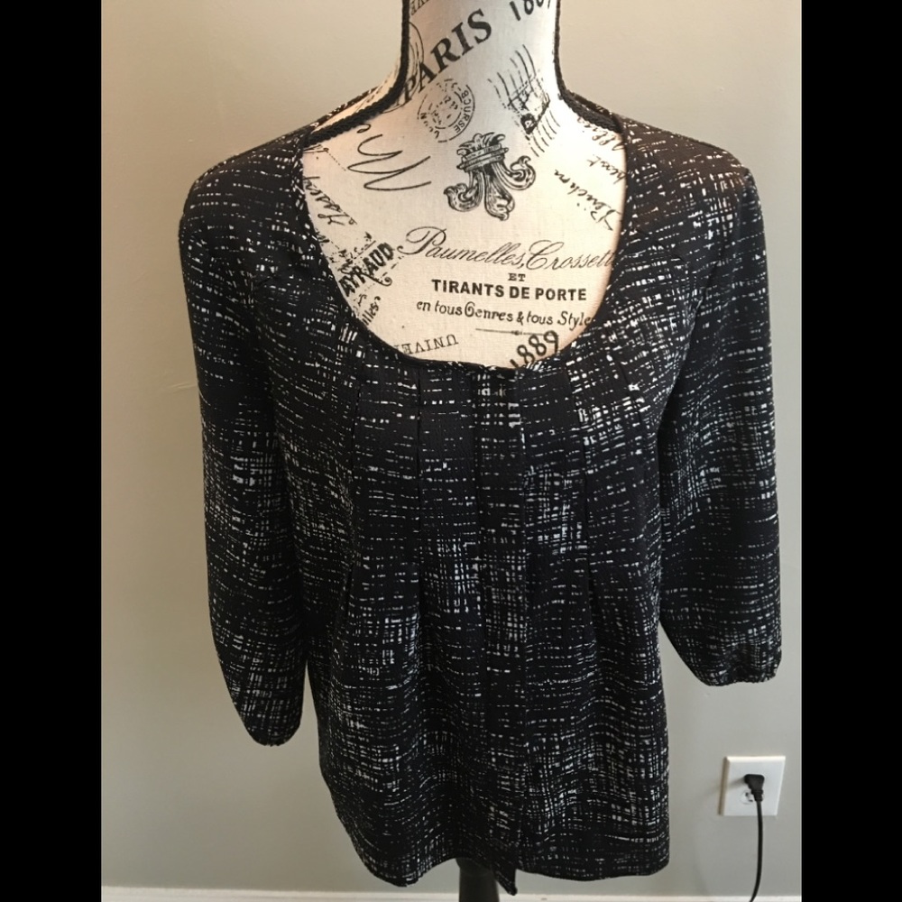 Kenneth Cole Button up Chint blouse